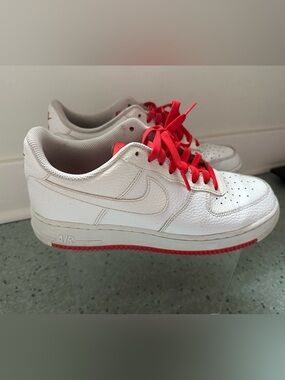 Nike Air Force 1 07’ Low. White Leather with Red Details